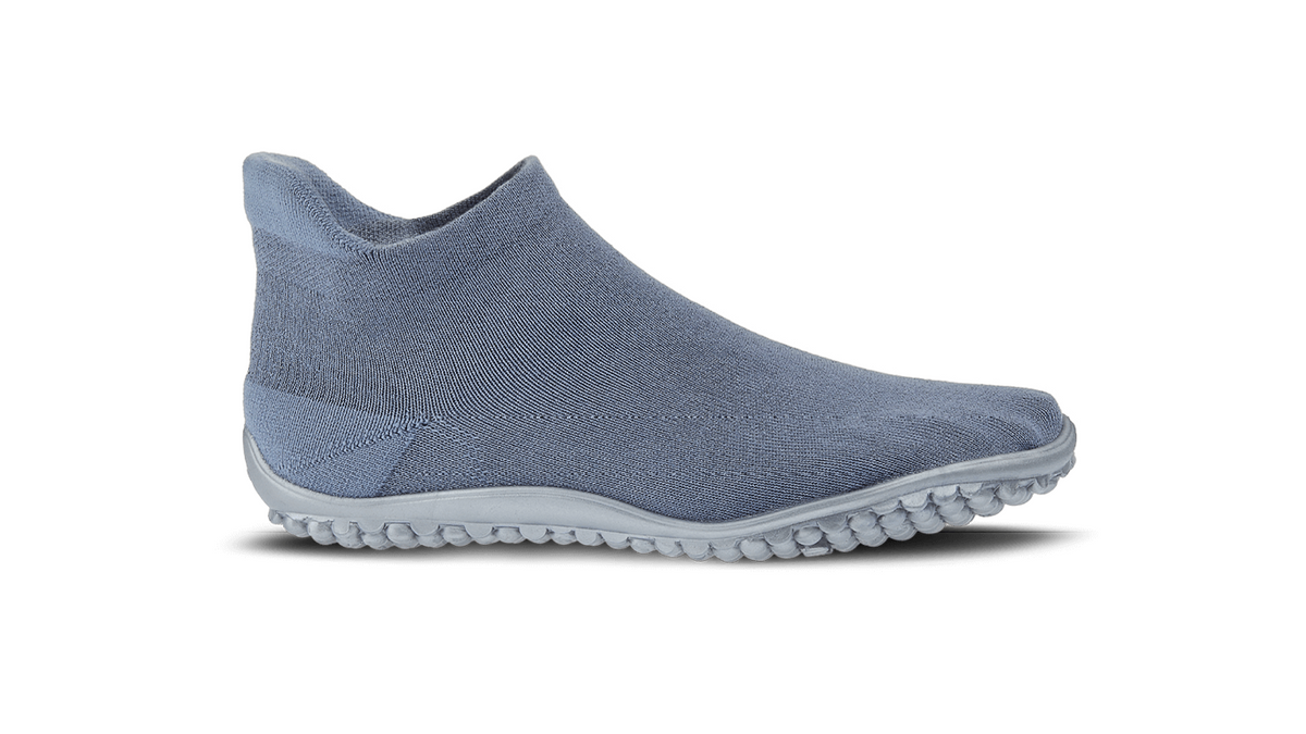 Barfußschuh mit geschlossener Zehenbox und geschlossenem Fersenbereich, elastischer Einstieg ohne Verschluss, flexible profilierte Sohle, Seitenansicht außen