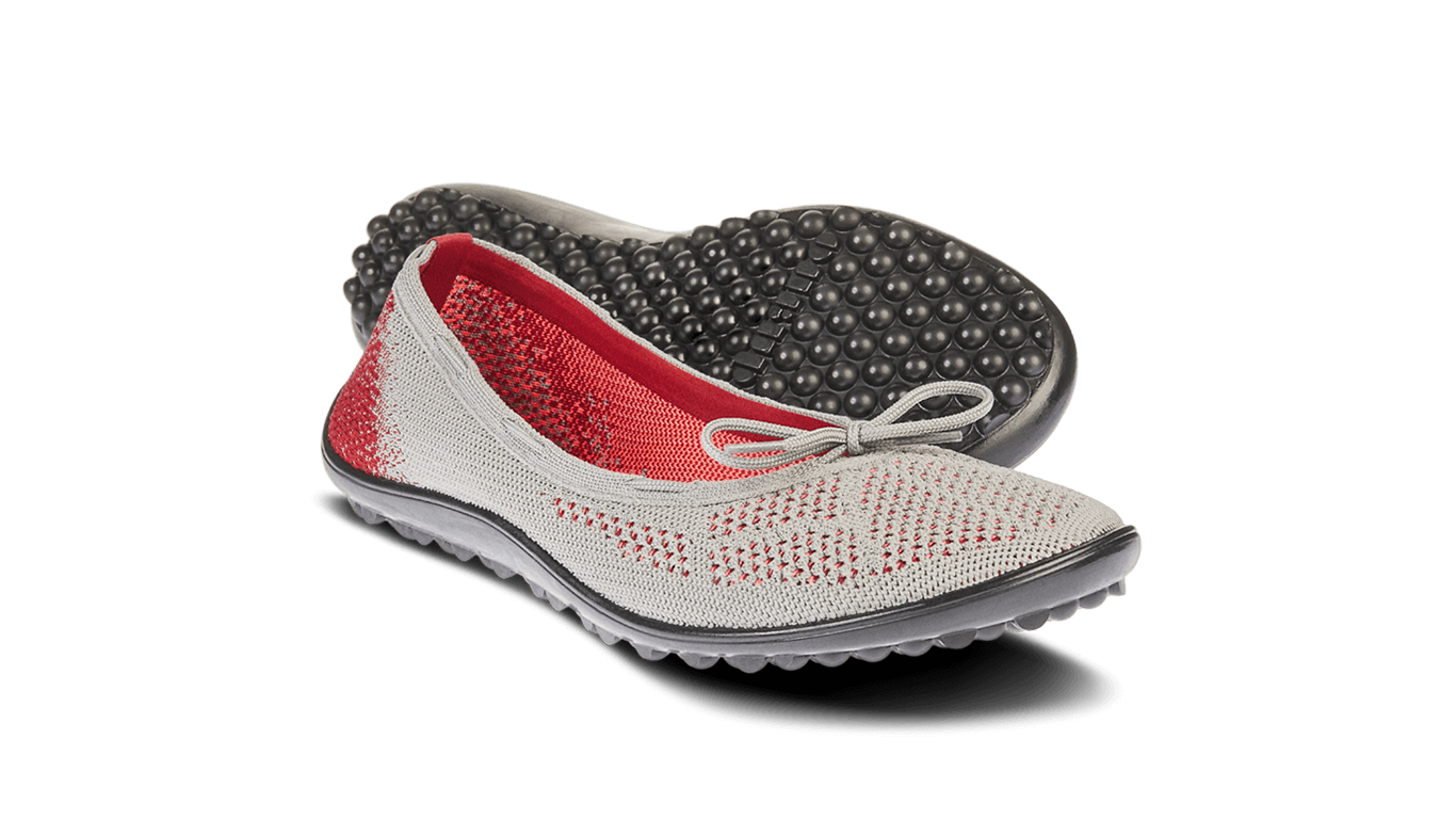 Barfußschuh mit geschlossener Zehenbox und geschlossenem Fersenbereich, elastischer Einstieg mit Schleife, flexible profilierte Sohle, schräge Vorderansicht als Paar