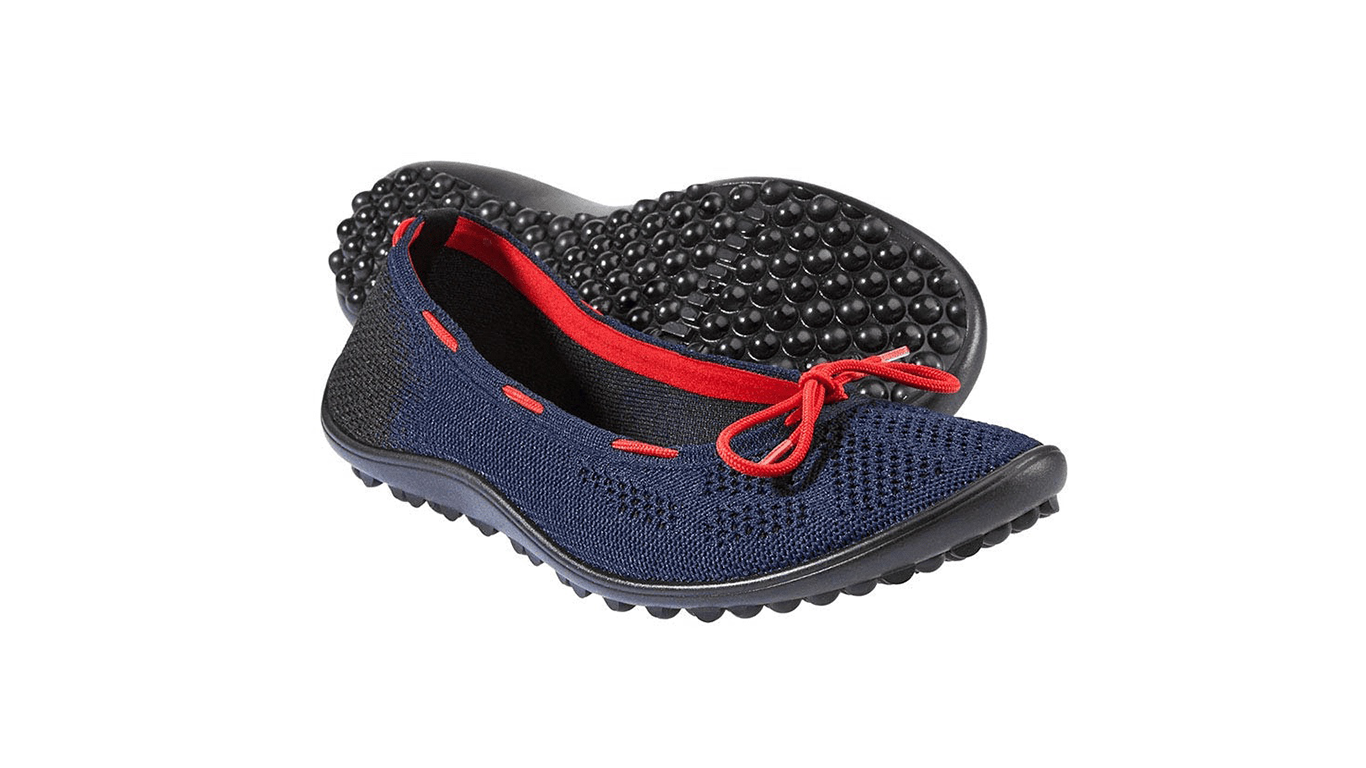 Barfußschuh mit geschlossener Zehenbox und geschlossenem Fersenbereich, elastischer Einstieg mit Schleife, flexible profilierte Sohle, schräge Vorderansicht als Paar