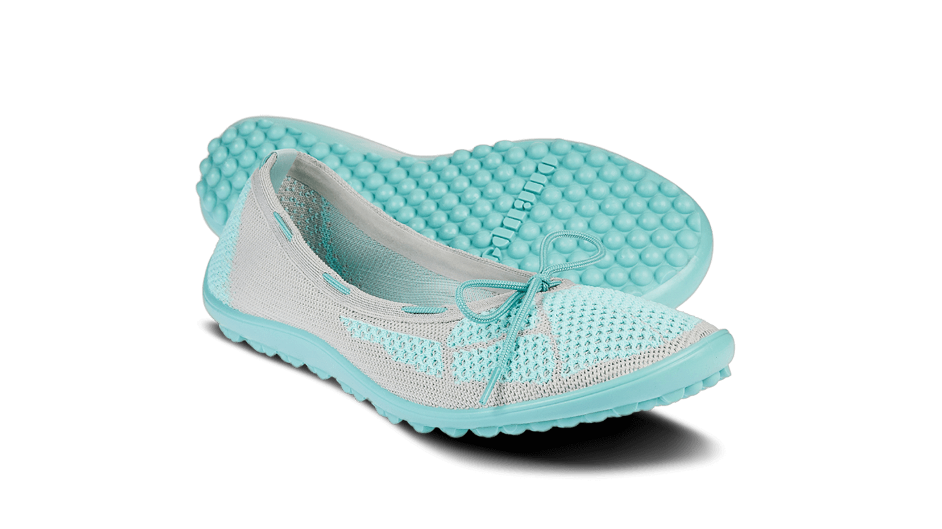 Barfußschuh mit geschlossener Zehenbox und geschlossenem Fersenbereich, elastischer Einstieg mit Schleife, flexible profilierte Sohle, schräge Vorderansicht als Paar