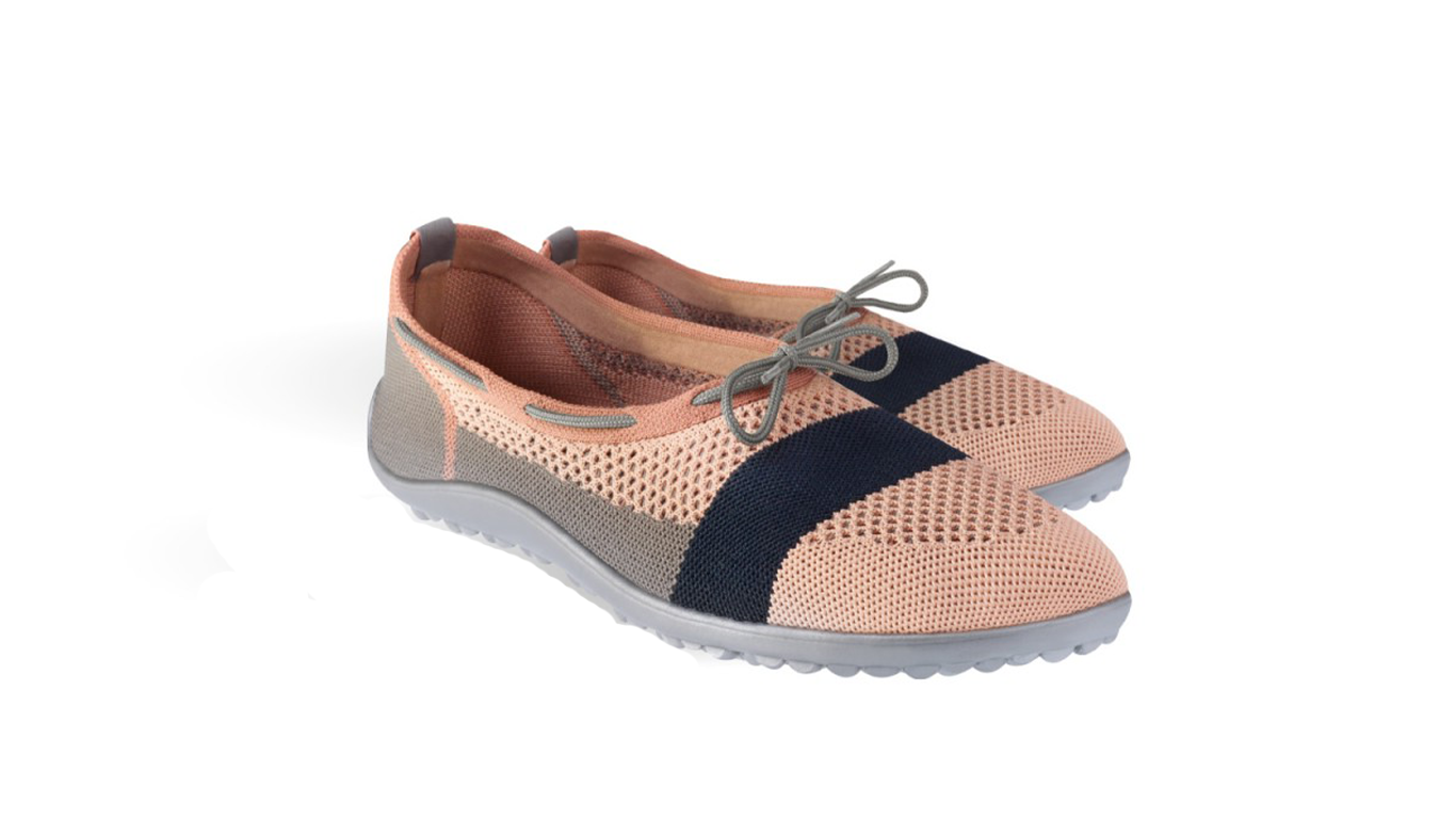 Barfußschuh mit geschlossener Zehenbox und geschlossenem Fersenbereich, elastischer Einstieg mit Schleife, flexible profilierte Sohle, schräge Vorderansicht als Paar
