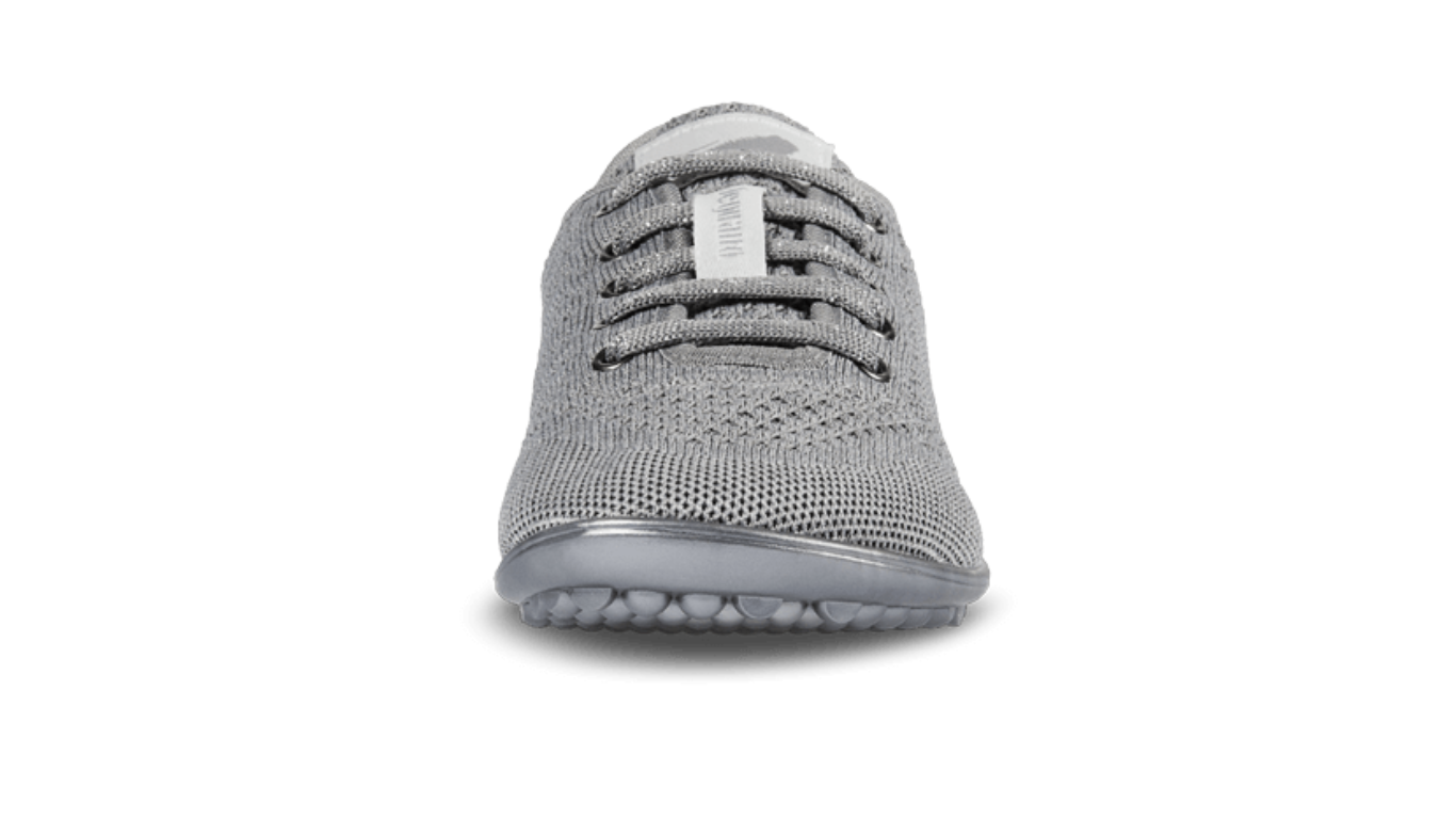 Barfußschuh mit Schnürsenkeln, geschlossener Zehenbox und geschlossenem Fersenbereich, flexible Sohle mit runden Profilnoppen, Vorderansicht
