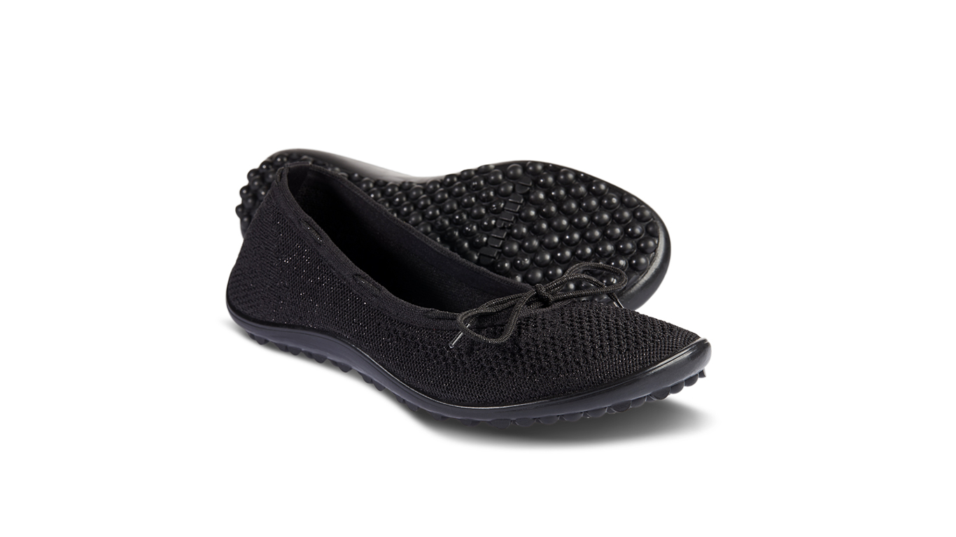 Barfußschuh mit geschlossener Zehenbox und geschlossenem Fersenbereich, elastischer Einstieg mit Schleife, flexible profilierte Sohle, schräge Vorderansicht als Paar