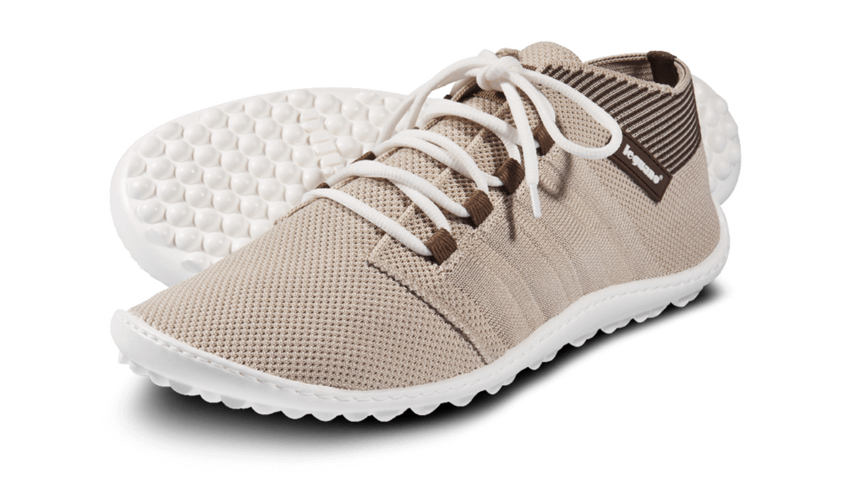 Barfußschuh mit Schnürsenkeln, geschlossener Zehenbox und geschlossenem Fersenbereich, flexible profilierte Sohle, schräge Vorderansicht und Ansicht von unten als Paar