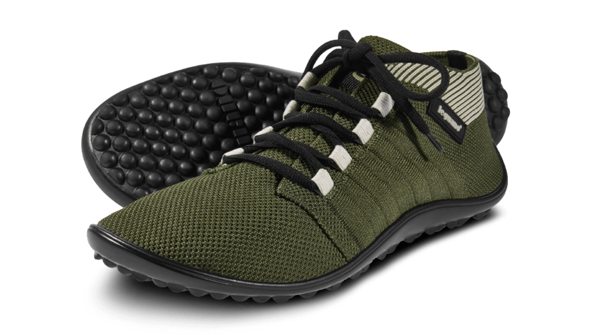 Barfußschuh mit Schnürsenkeln, geschlossener Zehenbox und geschlossenem Fersenbereich, flexible profilierte Sohle, schräge Vorderansicht und Ansicht von unten als Paar