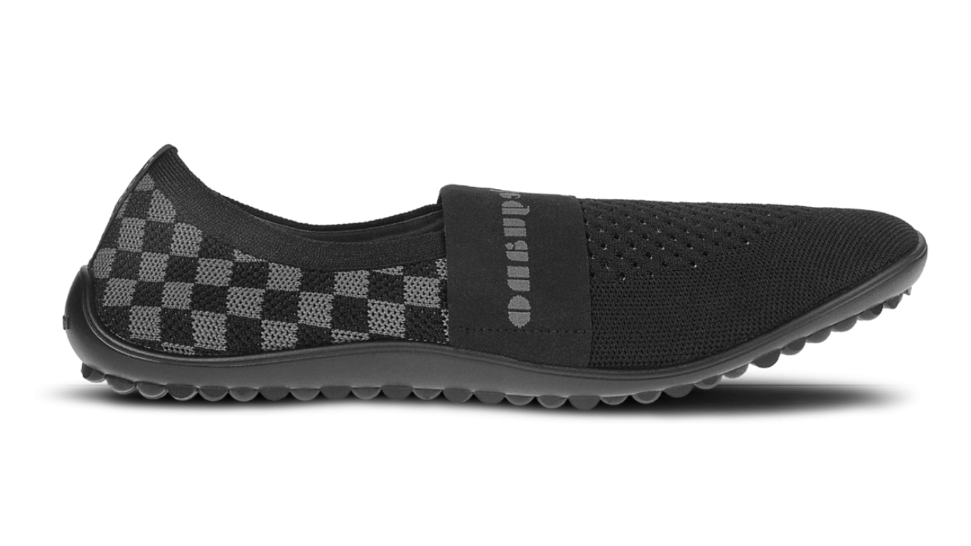Barfußschuh mit geschlossener Zehenbox und geschlossenem Fersenbereich, elastischer Ristbereich ohne Verschluss, flexible profilierte Sohle, Seitenansicht außen