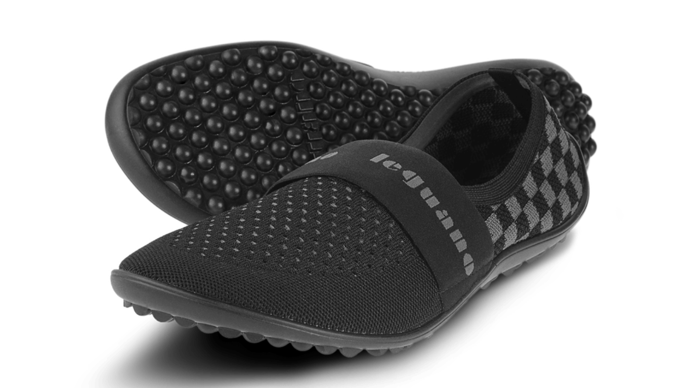 Barfußschuh mit geschlossener Zehenbox und geschlossenem Fersenbereich, elastischer Ristbereich ohne Verschluss, flexible profilierte Sohle, schräge Vorderansicht als Paar