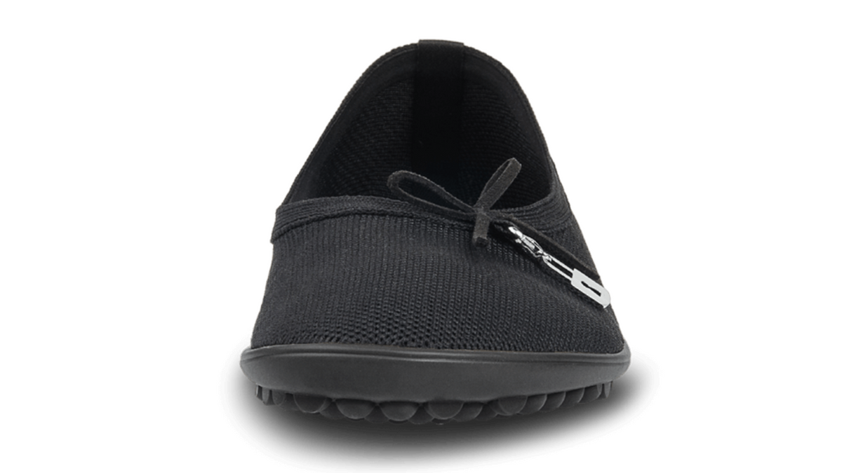 Barfußschuh mit geschlossener Zehenbox und geschlossenem Fersenbereich, elastischer Einstieg mit Schleife, flexible profilierte Sohle, Vorderansicht