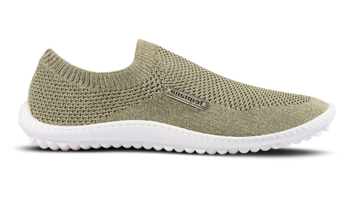 Barfußschuh mit geschlossener Zehenbox und geschlossenem Fersenbereich, elastischer Einstieg ohne Verschluss, flexible profilierte Sohle, Seitenansicht außen