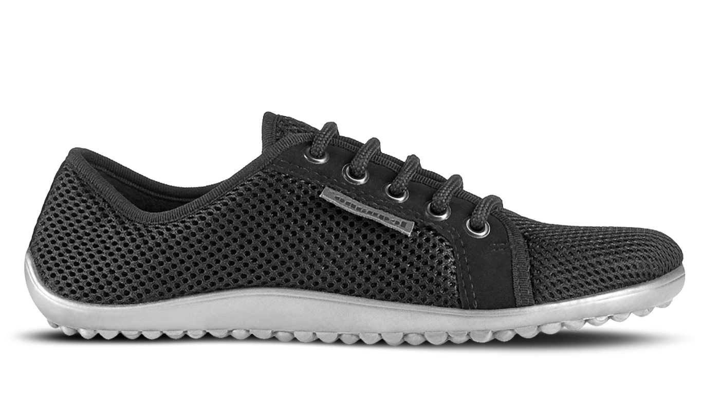 Barfußschuh mit Schnürsenkeln, geschlossener Zehenbox und geschlossenem Fersenbereich, flexible profilierte Sohle, Seitenansicht außen