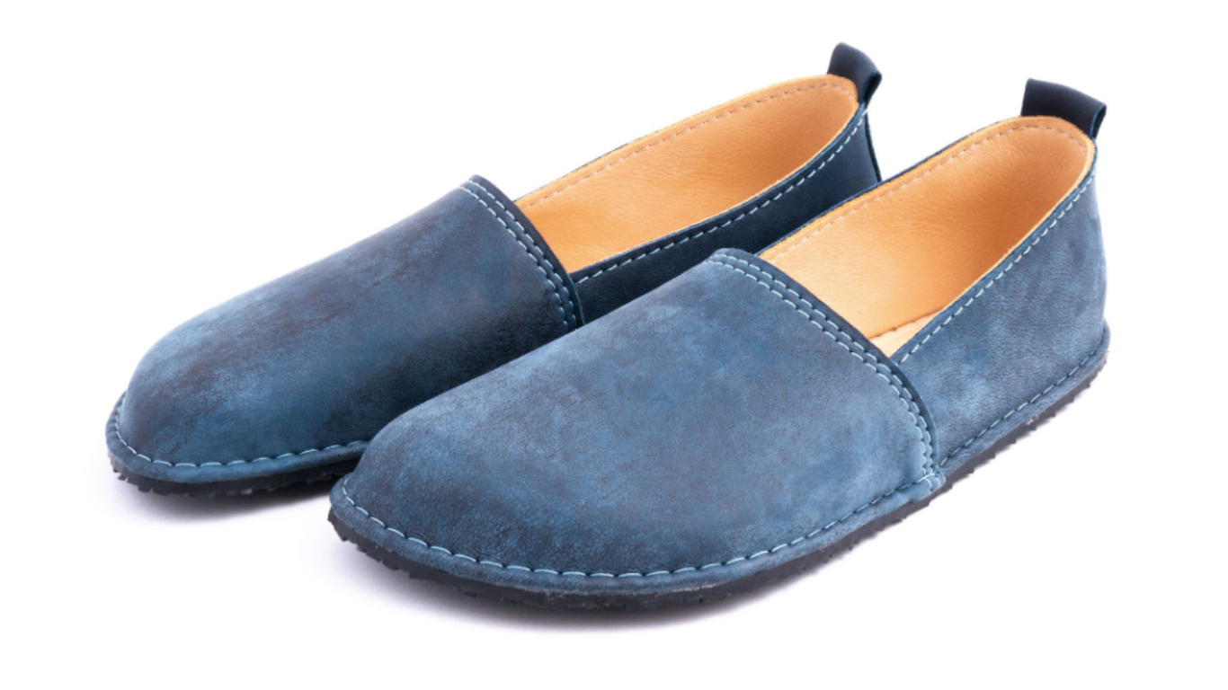 Barfußschuh mit geschlossener Zehenbox und geschlossenem Fersenbereich, elastischer Einstieg ohne Verschluss, flexible Sohle, schräge Vorderansicht als Paar