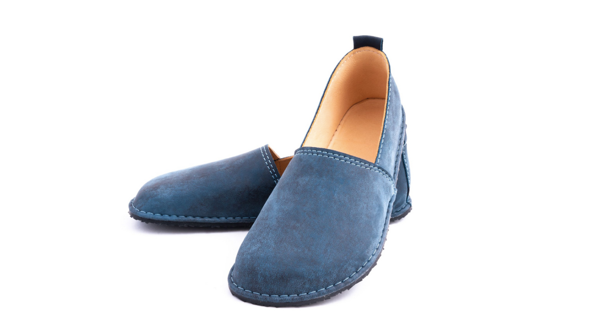 Barfußschuh mit geschlossener Zehenbox und geschlossenem Fersenbereich, elastischer Einstieg ohne Verschluss, flexible Sohle, schräge Vorderansicht als Paar