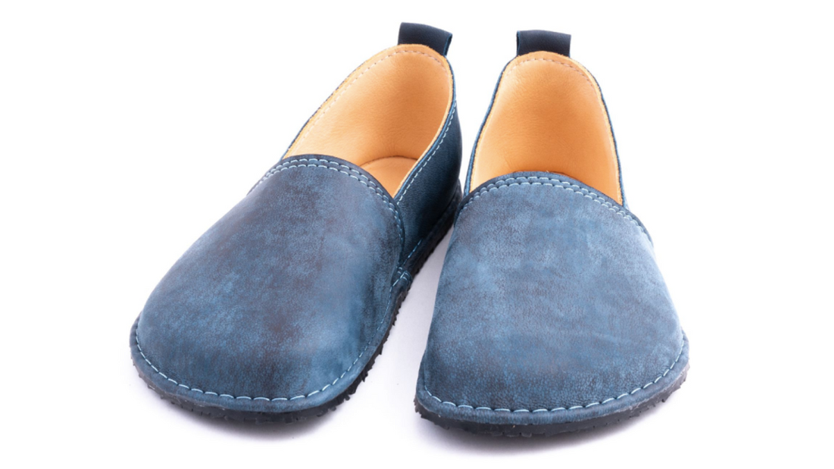 Barfußschuh mit geschlossener Zehenbox und geschlossenem Fersenbereich, elastischer Einstieg ohne Verschluss, flexible Sohle, schräge Vorderansicht als Paar