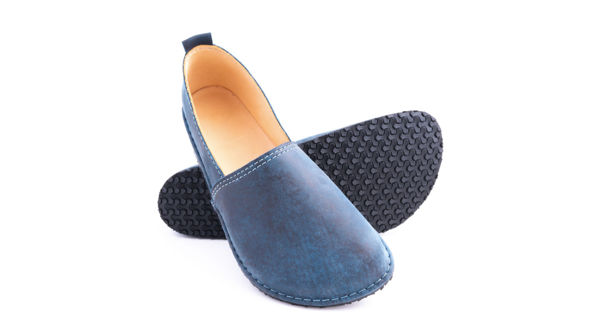 Barfußschuh mit geschlossener Zehenbox und geschlossenem Fersenbereich, elastischer Einstieg ohne Verschluss, flexible Sohle, schräge Vorderansicht als Paar