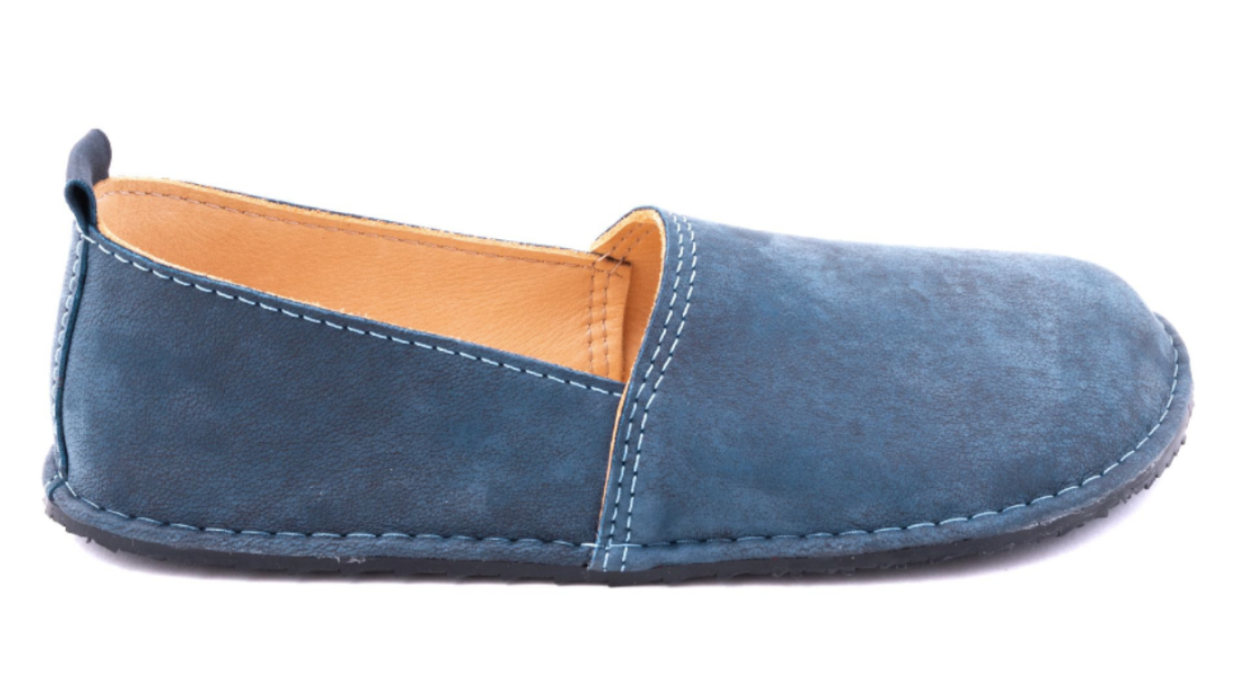 Barfußschuh mit geschlossener Zehenbox und geschlossenem Fersenbereich, elastischer Einstieg ohne Verschluss, flexible Sohle, Seitenansicht außen