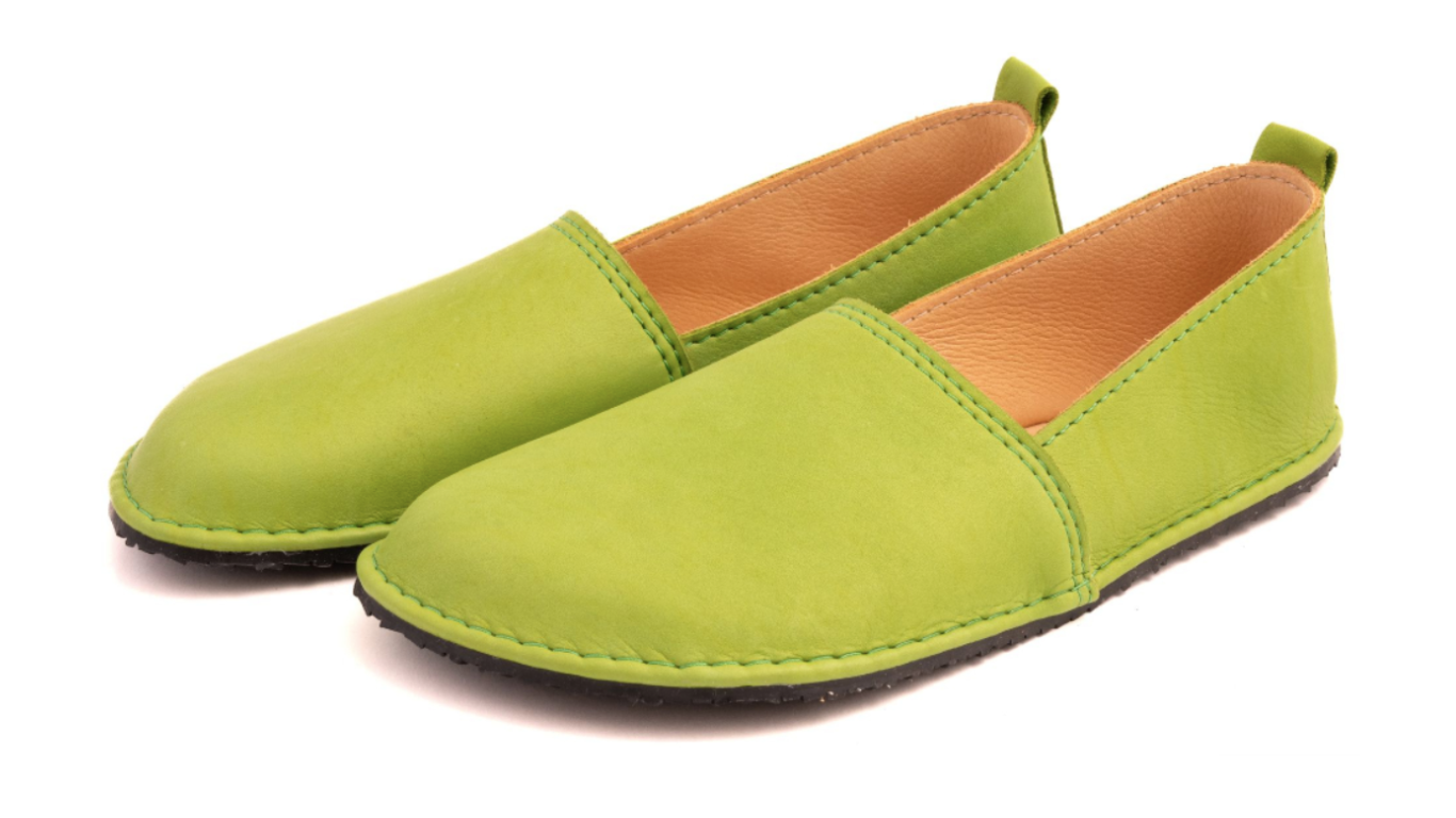 Barfußschuh mit geschlossener Zehenbox und geschlossenem Fersenbereich, elastischer Einstieg ohne Verschluss, flexible Sohle, schräge Vorderansicht als Paar