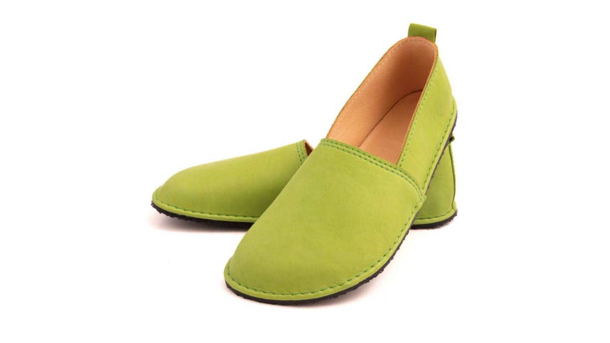 Barfußschuh mit geschlossener Zehenbox und geschlossenem Fersenbereich, elastischer Einstieg ohne Verschluss, flexible Sohle, schräge Vorderansicht als Paar