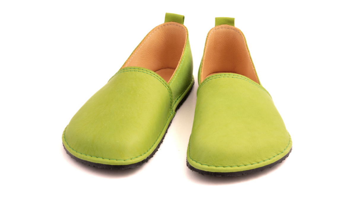 Barfußschuh mit geschlossener Zehenbox und geschlossenem Fersenbereich, elastischer Einstieg ohne Verschluss, flexible Sohle, schräge Vorderansicht als Paar