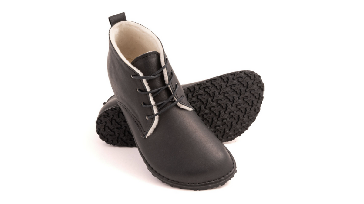 Barfußschuh mit Schnürsenkeln, geschlossener Zehenbox und geschlossenem Fersenbereich, knöchelhoher Schaft, flexible Sohle, schräge Vorderansicht