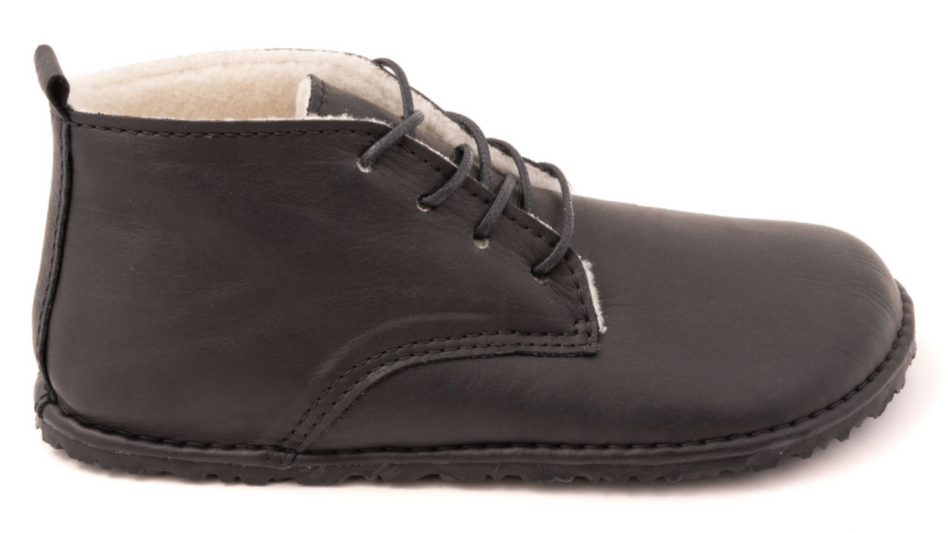 Barfußschuh mit Schnürsenkeln, geschlossener Zehenbox und geschlossenem Fersenbereich, knöchelhoher Schaft, flexible Sohle, Seitenansicht außen