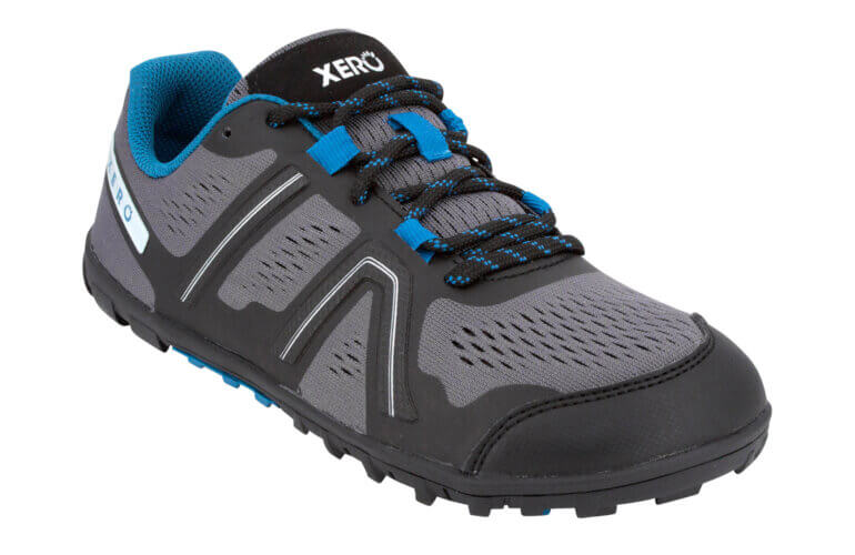 Barfußschuh mit Schnürung, breite Zehenbox, flexible Sohle, geschlossener Fersenbereich, schräge Vorderansicht