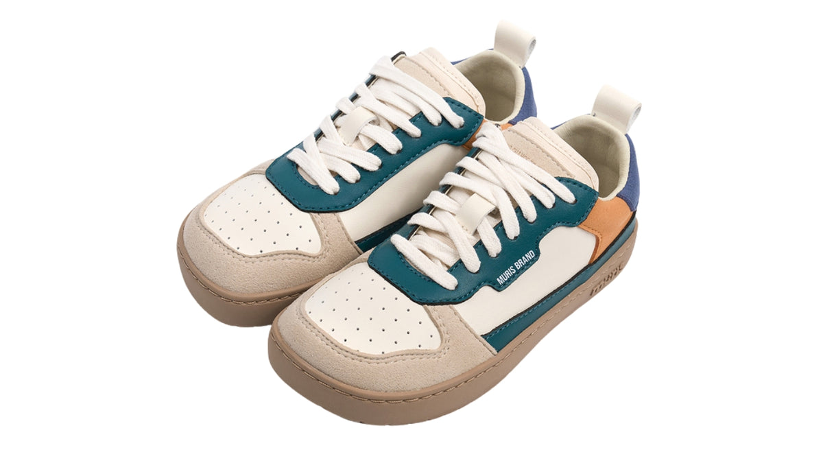Barfußschuh mit Schnürung, breite Zehenbox, flexible Sohle, geschlossener Fersenbereich, schräge Vorderansicht als Paar