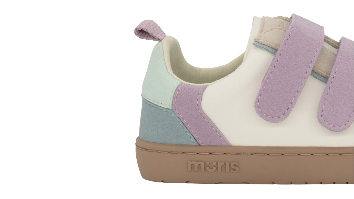 Barfußschuh mit zwei Klettverschlüssen, breite Zehenbox, flexible Sohle, geschlossener Fersenbereich, Detailansicht Fersenbereich