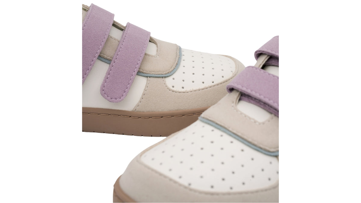 Barfußschuh mit zwei Klettverschlüssen, breite Zehenbox, flexible Sohle, geschlossener Fersenbereich, schräge Vorderansicht als Paar