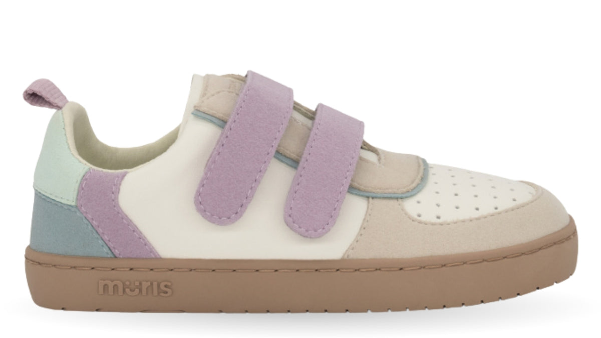 Barfußschuh mit zwei Klettverschlüssen, breite Zehenbox, flexible Sohle, geschlossener Fersenbereich, Seitenansicht außen, einzelner Schuh