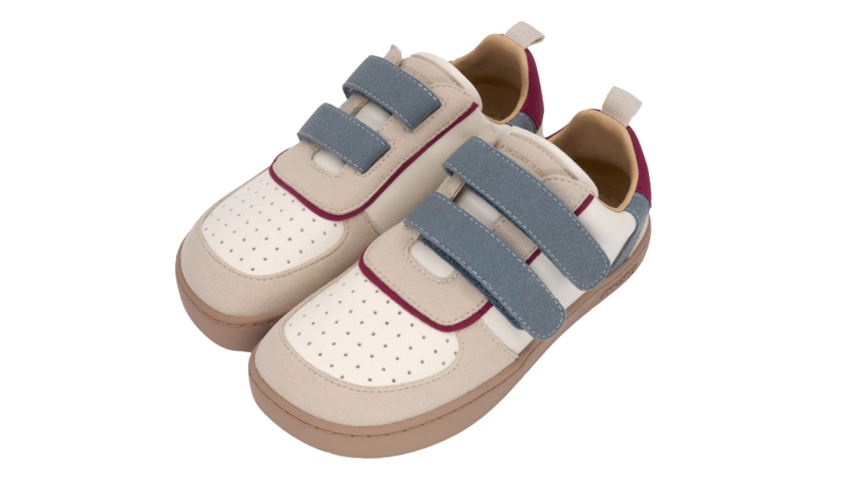Barfußschuh mit zwei Klettverschlüssen, breite Zehenbox, flexible Sohle, geschlossener Fersenbereich, schräge Vorderansicht als Paar