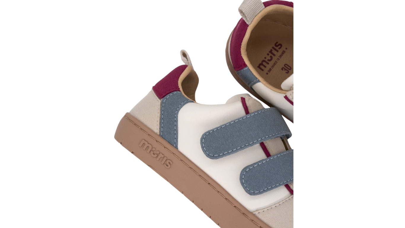 Barfußschuh mit zwei Klettverschlüssen, breite Zehenbox, flexible Sohle, geschlossener Fersenbereich, schräge Vorderansicht und Draufsicht als Paar