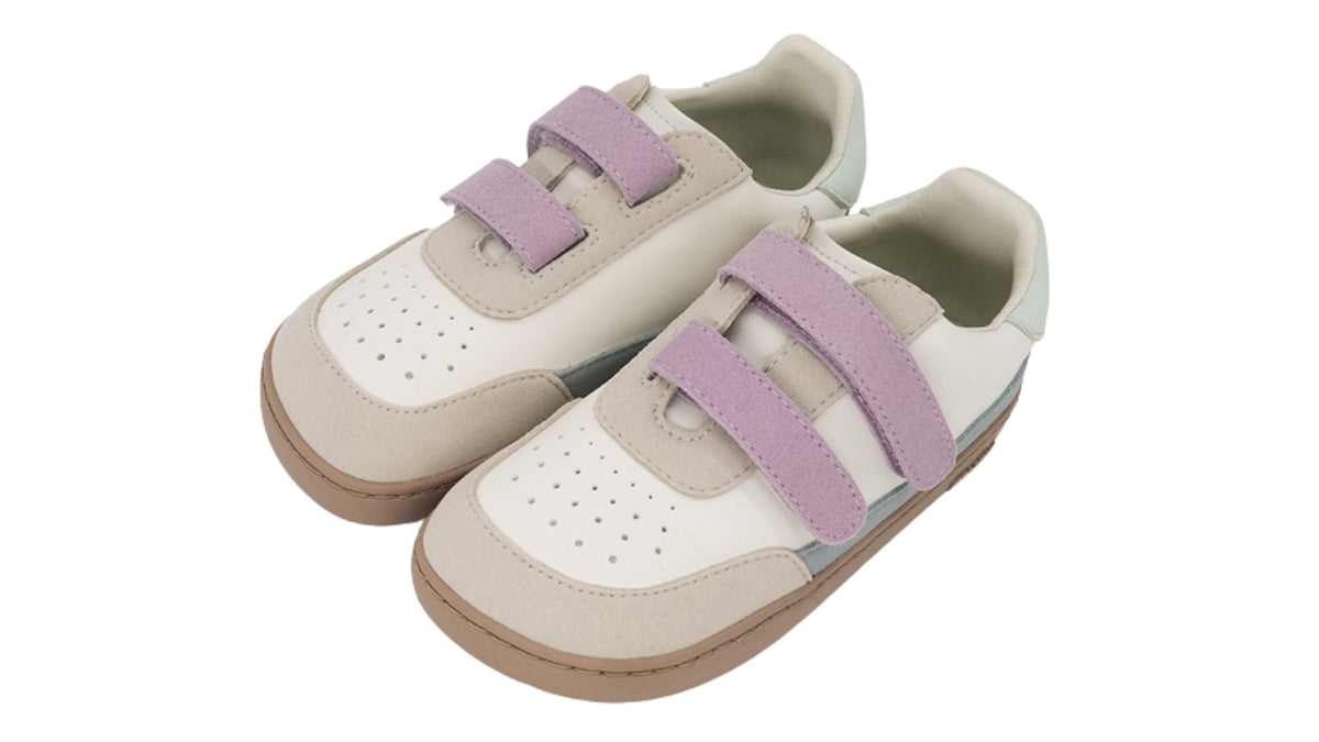 Barfußschuh für Kinder, breite Zehenbox, geschlossene Zehenpartie, geschlossener Fersenbereich, zwei Klettverschlüsse, flache Sohle, schräge Vorderansicht als Paar