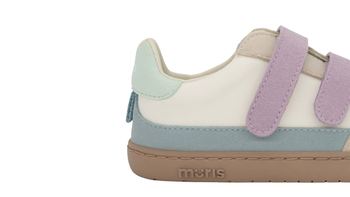 Barfußschuh für Kinder, breite Zehenbox, geschlossene Zehenpartie, geschlossener Fersenbereich, zwei Klettverschlüsse, flache Sohle, Seitenansicht Fersenbereich