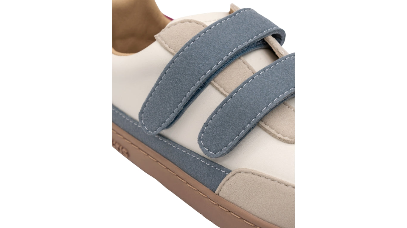 Barfußschuh für Kinder, breite Zehenbox, geschlossene Zehenpartie, geschlossener Fersenbereich, zwei Klettverschlüsse, flache Sohle, Detailansicht Klettverschlüsse