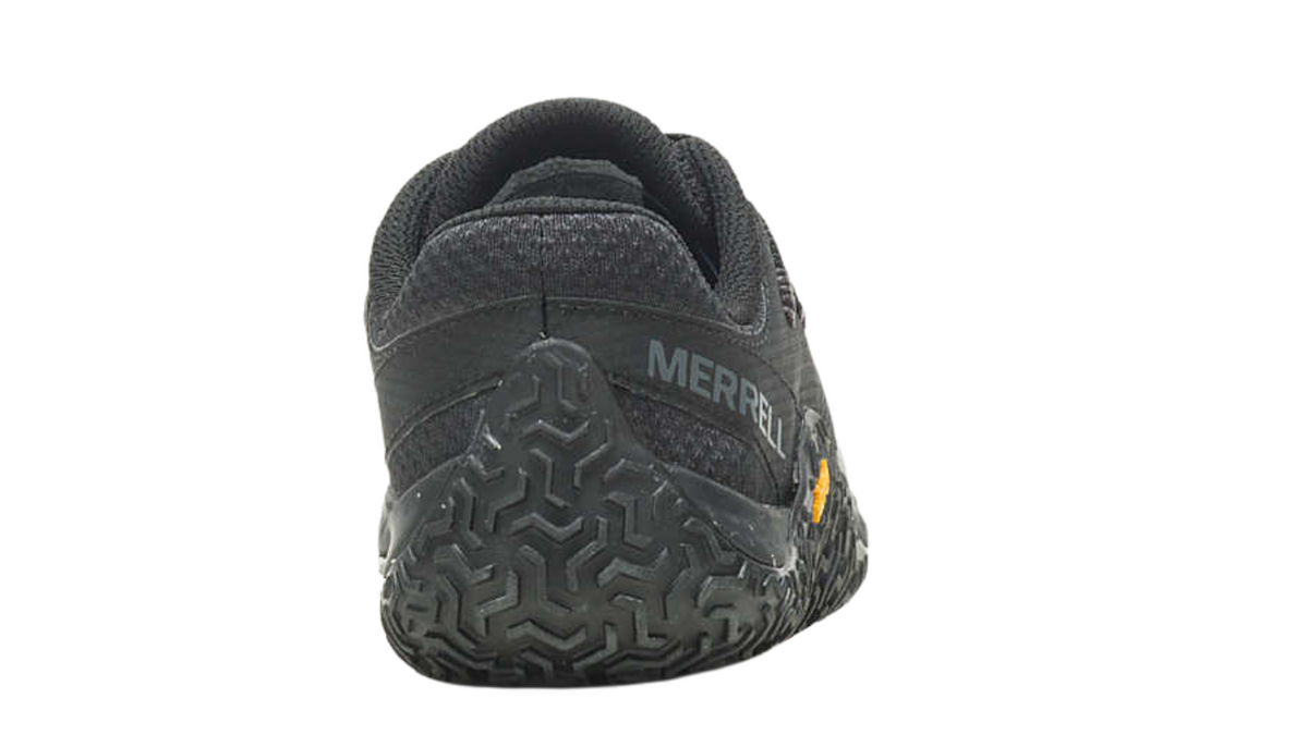 Barfußschuh mit Schnürsenkeln, geschlossener Zehenbox und geschlossenem Fersenbereich, profilierte Sohle, Rückansicht