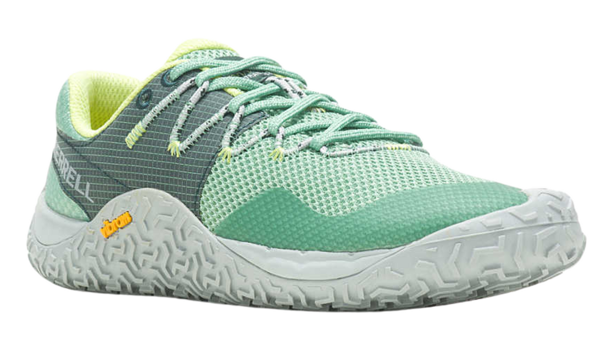 Barfußschuh mit Schnürsenkeln, geschlossener Zehenbox und geschlossenem Fersenbereich, profilierte Sohle, schräge Vorderansicht