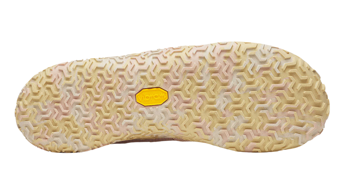 Barfußschuh mit Schnürsenkeln, geschlossener Zehenbox und geschlossenem Fersenbereich, profilierte Sohle, Ansicht von unten