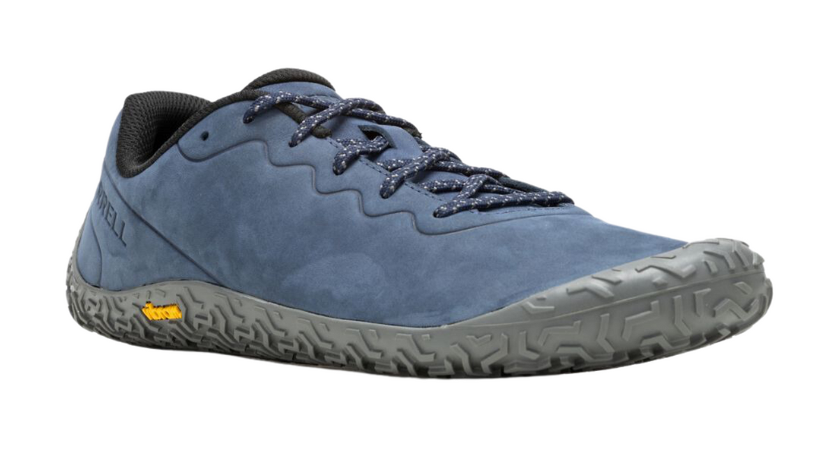 Barfußschuh mit Schnürsenkeln, geschlossener Zehenbox und geschlossenem Fersenbereich, profilierte Sohle, Seitenansicht außen