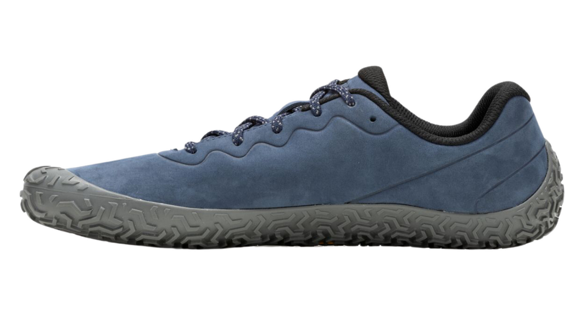 Barfußschuh mit Schnürsenkeln, geschlossener Zehenbox und geschlossenem Fersenbereich, profilierte Sohle, Seitenansicht außen
