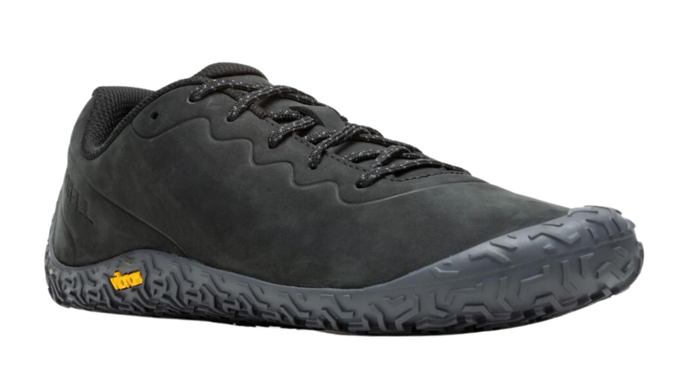 Barfußschuh mit Schnürsenkeln, geschlossener Zehenbox und geschlossenem Fersenbereich, profilierte Sohle, schräge Vorderansicht