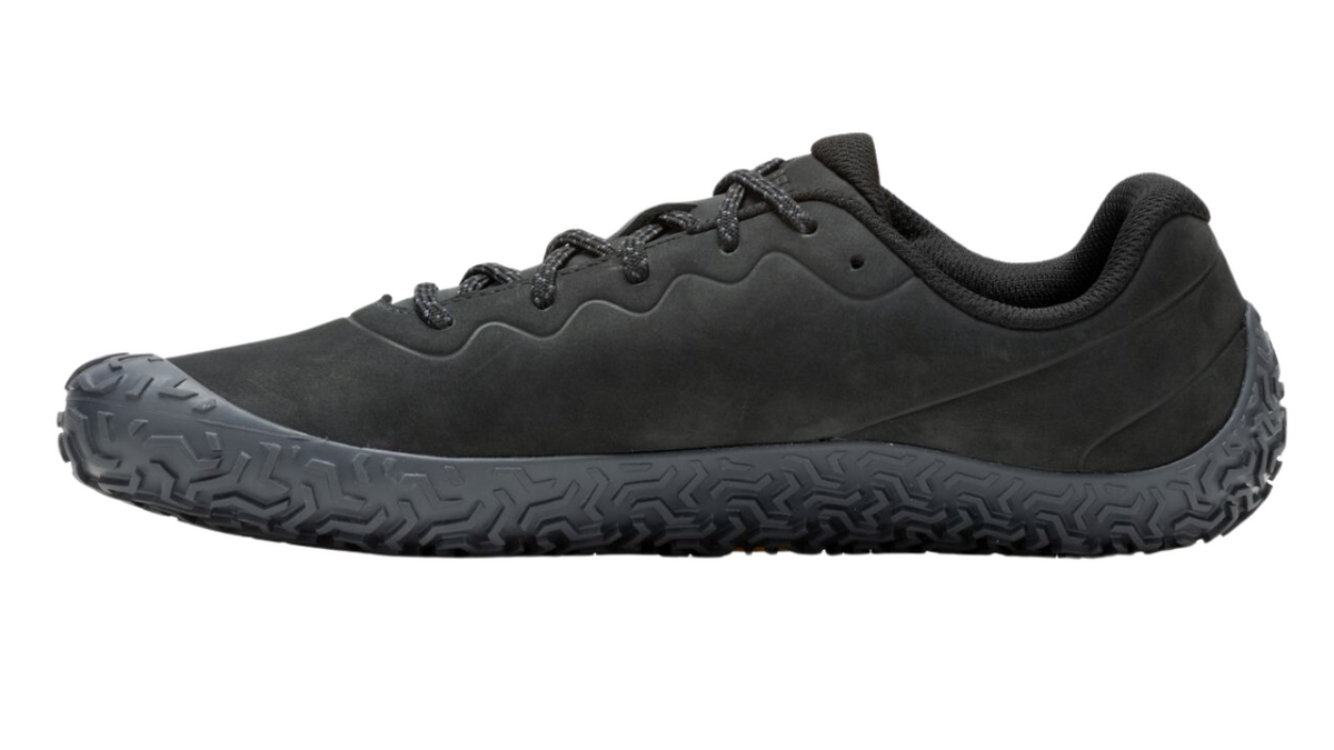 Barfußschuh mit Schnürsenkeln, geschlossener Zehenbox und geschlossenem Fersenbereich, profilierte Sohle, Seitenansicht außen