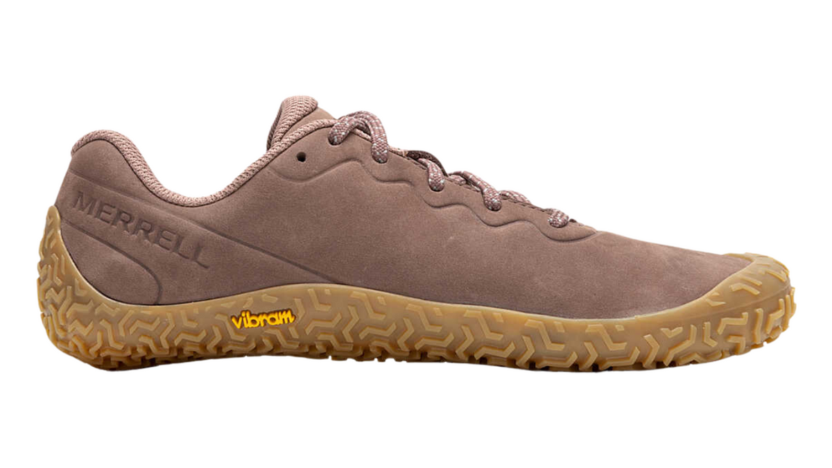 Barfußschuh mit Schnürsenkeln, geschlossener Zehenbox und geschlossenem Fersenbereich, profilierte Sohle, Seitenansicht außen