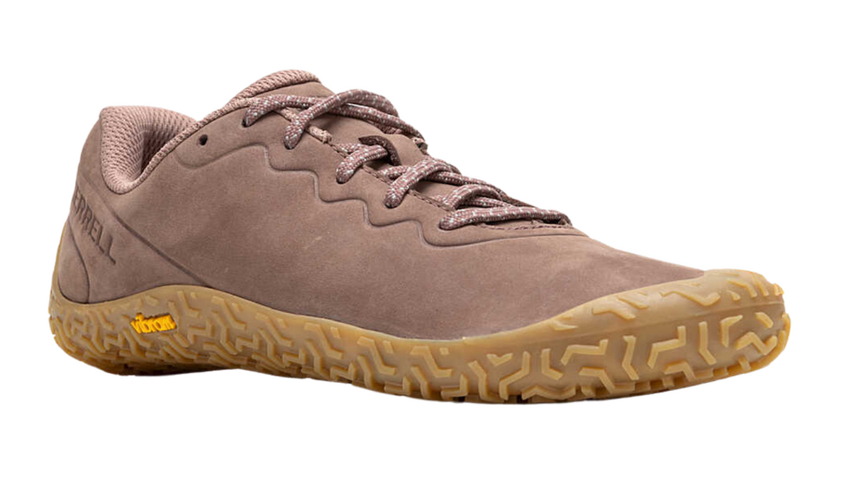 Barfußschuh mit Schnürsenkeln, geschlossener Zehenbox und geschlossenem Fersenbereich, profilierte Sohle, schräge Vorderansicht