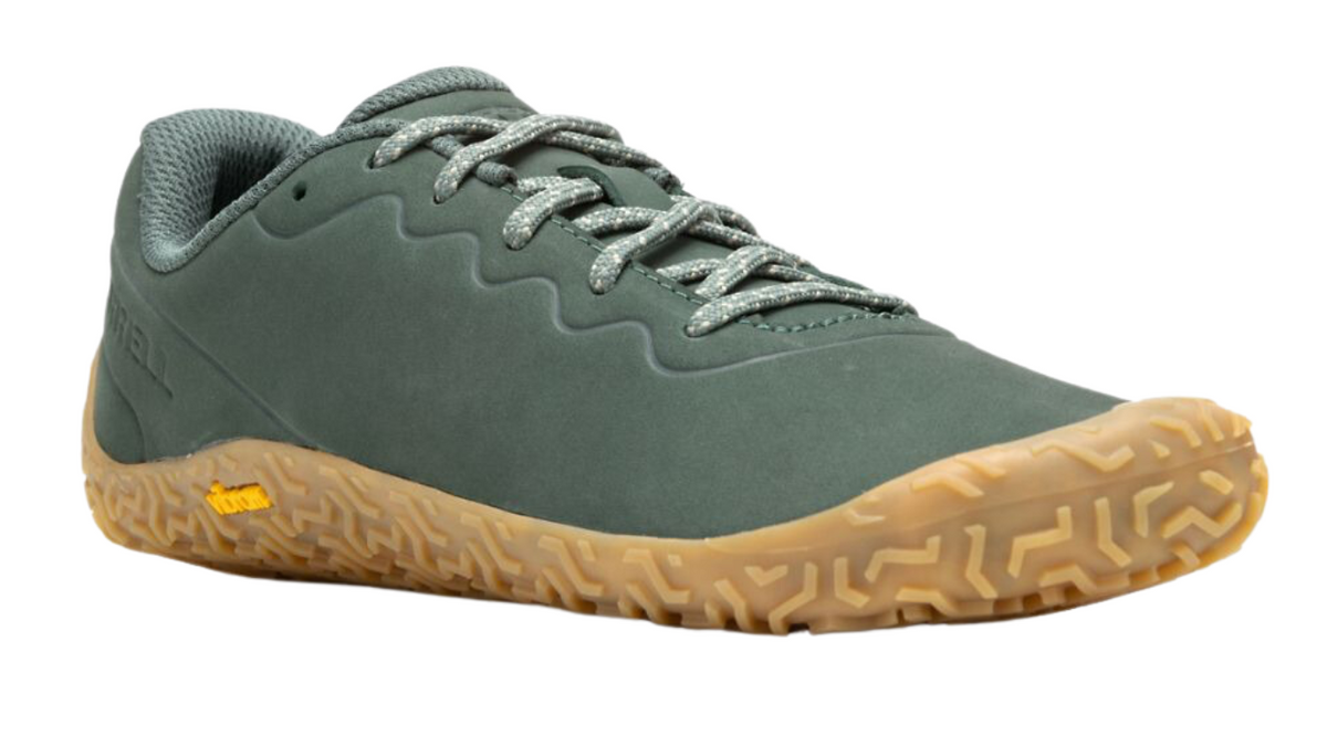 Barfußschuh mit Schnürsenkeln, geschlossener Zehenbox und geschlossenem Fersenbereich, profilierte Sohle, schräge Vorderansicht