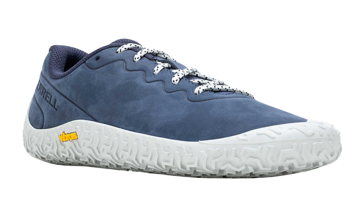 Barfußschuh mit Schnürsenkeln, geschlossener Zehenbox und geschlossenem Fersenbereich, profilierte Sohle, schräge Vorderansicht