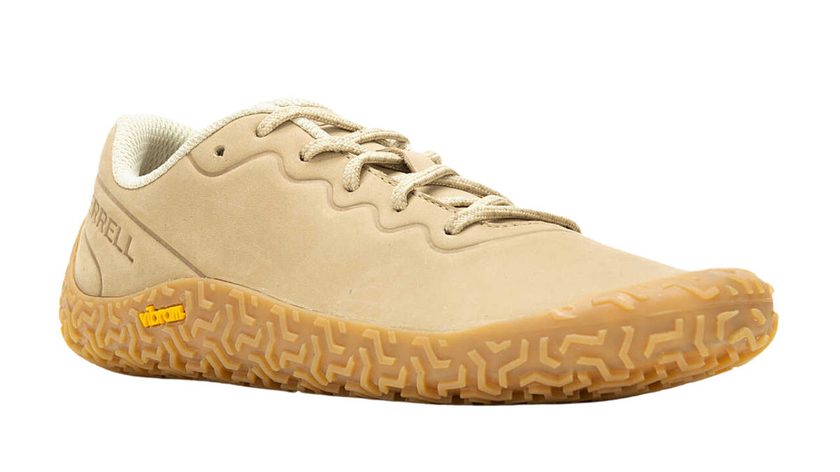 Barfußschuh mit Schnürsenkeln, geschlossener Zehenbox und geschlossenem Fersenbereich, profilierte Sohle, schräge Vorderansicht