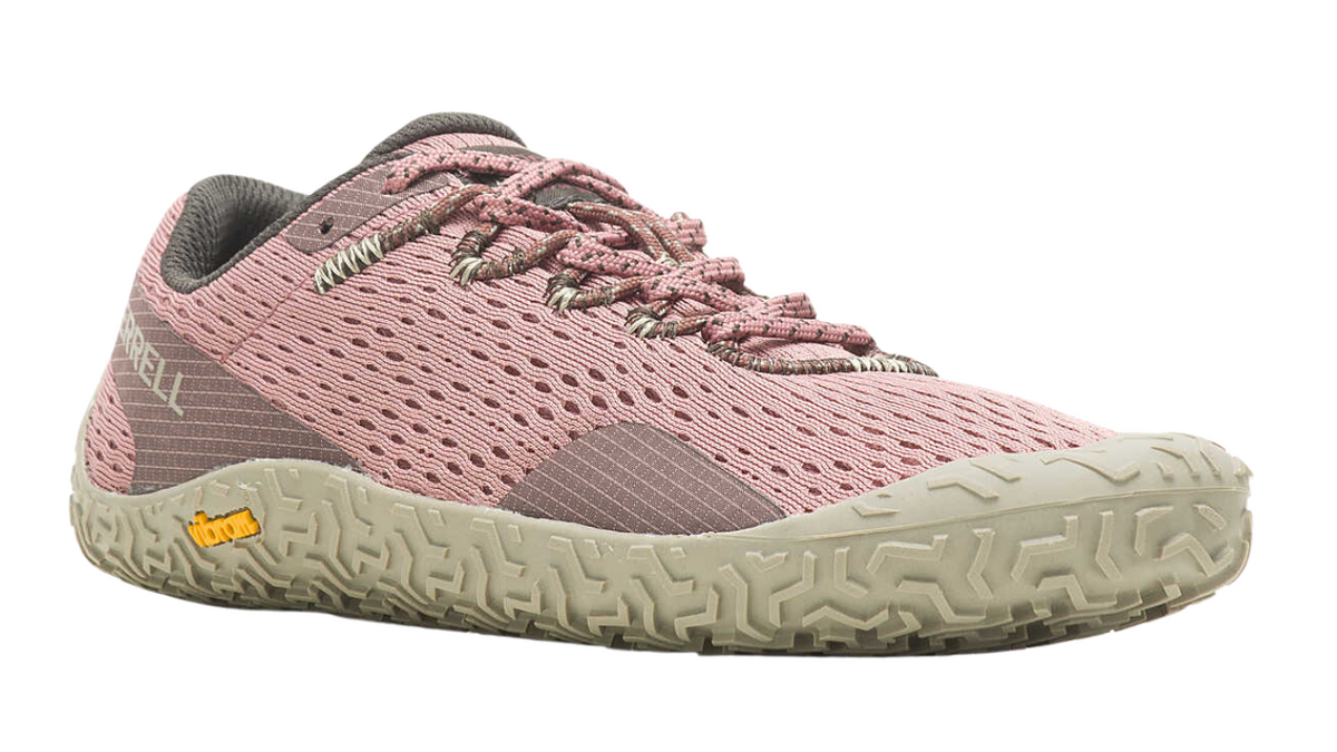 Barfußschuh mit Schnürsenkeln, geschlossener Zehenbox und geschlossenem Fersenbereich, profilierte Sohle, schräge Vorderansicht