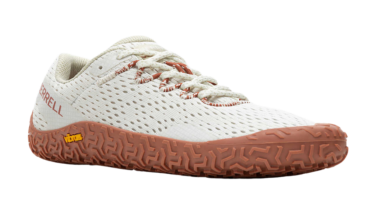 Barfußschuh mit Schnürsenkeln, geschlossener Zehenbox und geschlossenem Fersenbereich, profilierte Sohle, schräge Vorderansicht