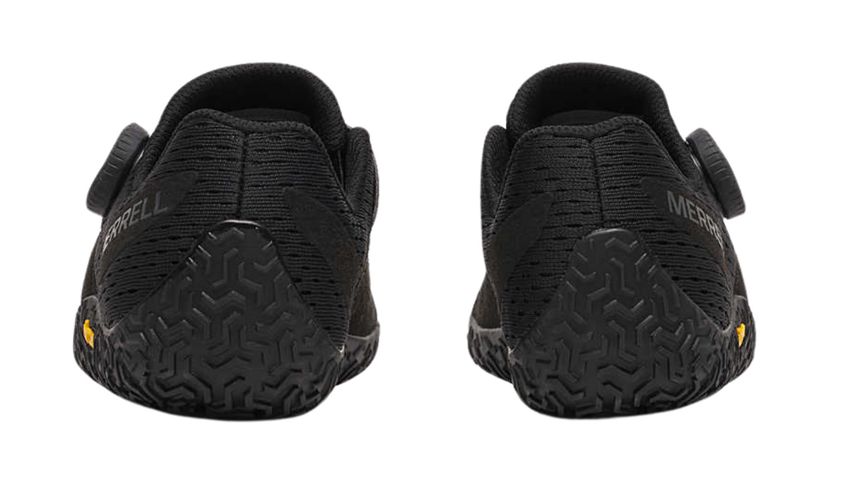 Barfußschuh mit geschlossener Zehenbox und geschlossenem Fersenbereich, elastischer Einstieg ohne Verschluss, Rückansicht als Paar