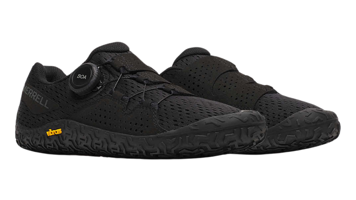 Barfußschuh mit geschlossener Zehenbox und geschlossenem Fersenbereich, elastischer Einstieg ohne Verschluss, schräge Vorderansicht als Paar